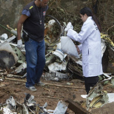 INVESTIGACIN. Expertos en aeronutica recogen restos del avin en el que viajaba Campos.