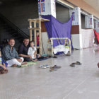 DESPLAZADOS. Varias personas del grupo tnico shabak, de credo chi, descansan en un campo de refugiados cerca de la ciudad de Dohuk.