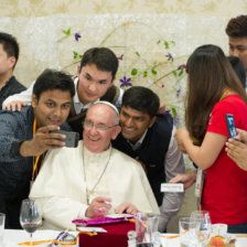 MENSAJE. Francisco almorz con un grupo de jvenes del Asia en su visita a Corea del Sur.