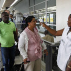 CONTROL. Pasajeros son controlados a su llegada al aeropuerto de Abidjan, Costa de Marfil.