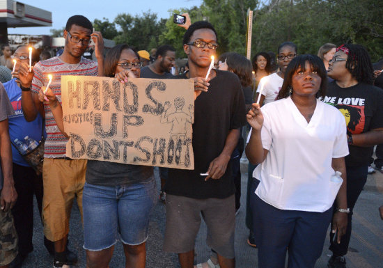 PROTESTAS. Manifestantes de raza negra protestan por la muerte de un joven afroamericano.