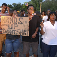 PROTESTAS. Manifestantes de raza negra protestan por la muerte de un joven afroamericano.