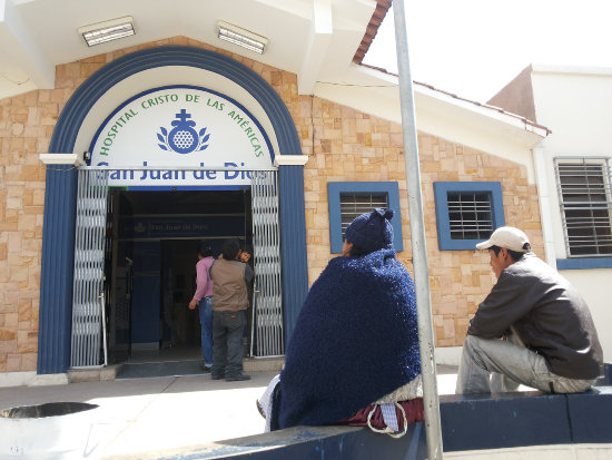 HOSPITAL. Decenas de personas acuden diariamente a recibir atencin mdica.