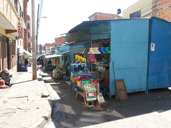 DESORDEN. Comerciantes instalaron casetas en espacios destinados al trfico vehicular.