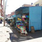 DESORDEN. Comerciantes instalaron casetas en espacios destinados al trfico vehicular.