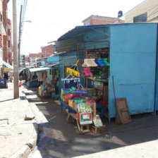 DESORDEN. Comerciantes instalaron casetas en espacios destinados al trfico vehicular.