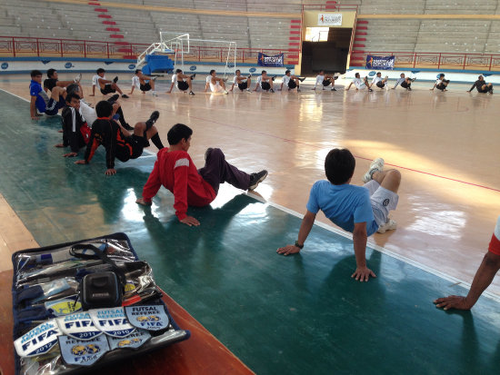 Los rbitros del pas durante una clase prctica en el Polideportivo.