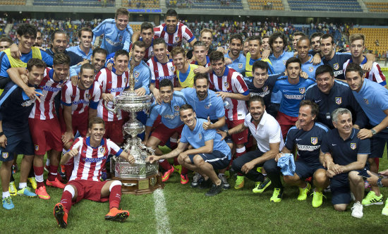 Los jugadores del Atltico de Madrid celebran con su trofeo.