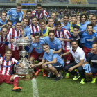 Los jugadores del Atltico de Madrid celebran con su trofeo.