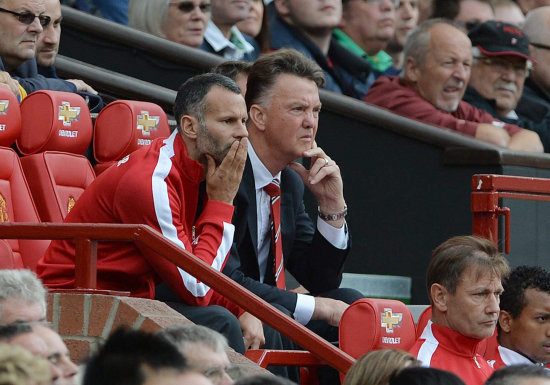 El tcnico Louis Van Gaal (d) junto al veterano Ryan Giggs.