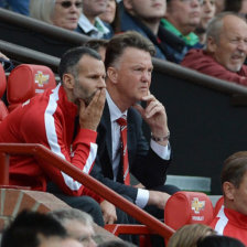 El tcnico Louis Van Gaal (d) junto al veterano Ryan Giggs.