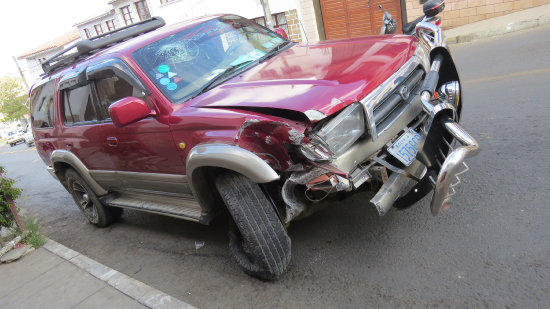 ACCIDENTE. El conductor de esta vagoneta no control el volante y choc a un poste.