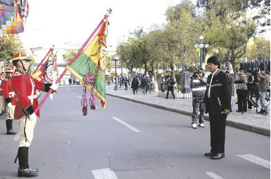 HOMENAJE. Las FF.AA. rindieron homenaje a la Bandera.