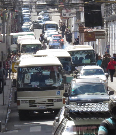 CONGESTIN. En las horas de mayor trfico vehicular se forman largas filas de motorizados.