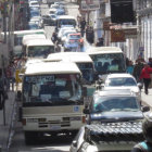 CONGESTIN. En las horas de mayor trfico vehicular se forman largas filas de motorizados.