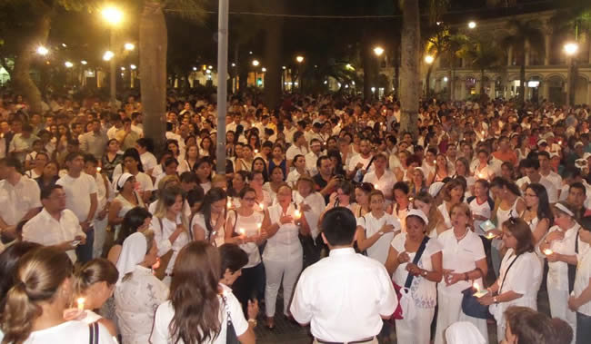 PROTESTA. En la Catedral crucea.