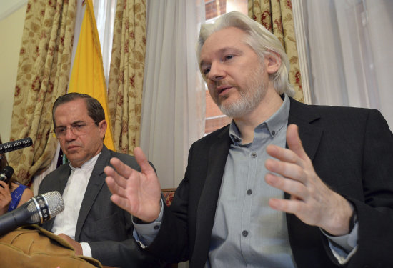 DECLARACIN. Julian Assange ofrece una rueda de prensa junto al canciller Ricardo Patio.