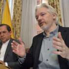 DECLARACIN. Julian Assange ofrece una rueda de prensa junto al canciller Ricardo Patio.