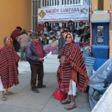 INDGENAS. Un grupo de indgenas de Yampara Suyu y Qhara Qhara Suyu, en una vigilia reciente en el TCP, en la que pidieron respeto a sus derechos.