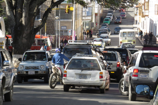 VEHCULOS. El crecimiento del parque automotor gener congestin vehicular y contaminacin del medio ambiente, entre otros problemas.