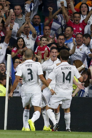 Los jugadores del Real festejan el gol de James (c); abajo, Ral Garca (i) anot el gol del empate.