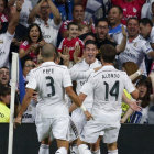 Los jugadores del Real festejan el gol de James (c); abajo, Ral Garca (i) anot el gol del empate.