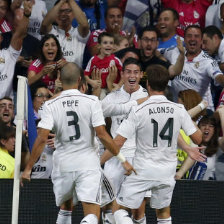 Los jugadores del Real festejan el gol de James (c); abajo, Ral Garca (i) anot el gol del empate.