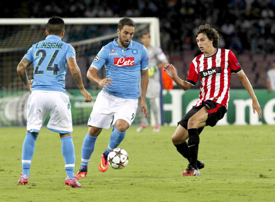 Gonzalo Higuan domina el baln ante la marca de Ander Iturraspe.