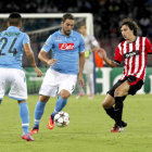 Gonzalo Higuan domina el baln ante la marca de Ander Iturraspe.