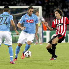 Gonzalo Higuan domina el baln ante la marca de Ander Iturraspe.