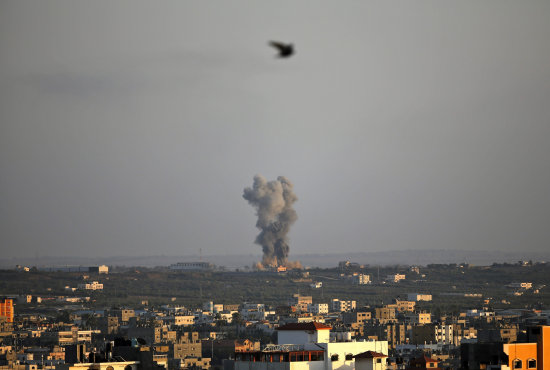 TREGUA. Una columna de humo se eleva en la Franja de Gaza tras el fracaso del alto al fuego declarado en das pasados por ambas partes.