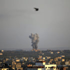 TREGUA. Una columna de humo se eleva en la Franja de Gaza tras el fracaso del alto al fuego declarado en das pasados por ambas partes.