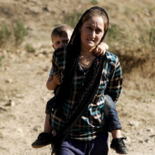 XODO. Una mujer iraqu con su nio en brazos mientras cruzan la frontera de Irak con Turqua.