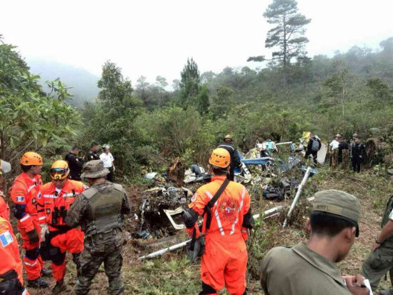 DESASTRE. Bomberos trabajan en el lugar del accidente del helicptero.