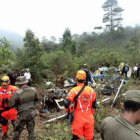 DESASTRE. Bomberos trabajan en el lugar del accidente del helicptero.