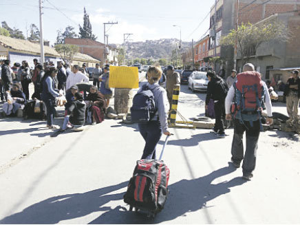 PROTESTA. Un grupo de vecinos y comerciantes de la zona de El Tejar bloquearon el ingreso a la ciudad a centenares de pasajeros.