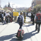 PROTESTA. Un grupo de vecinos y comerciantes de la zona de El Tejar bloquearon el ingreso a la ciudad a centenares de pasajeros.