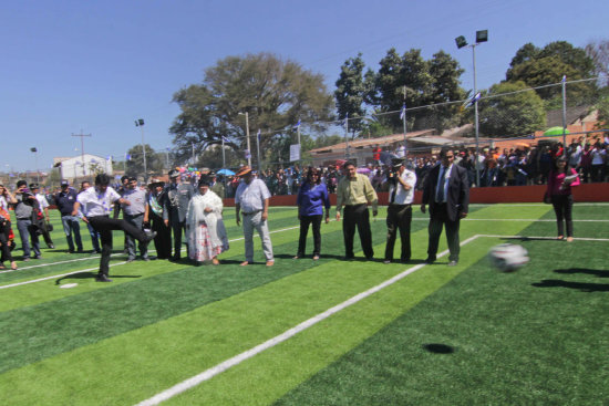 CELEBRACIN. El presidente Evo Morales en la inauguracin de una cancha en Monteagudo.