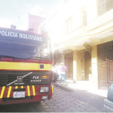 INCENDIO. La falta de Bomberos perjudica a la poblacin sucrense. en la foto el incendio de ayer.