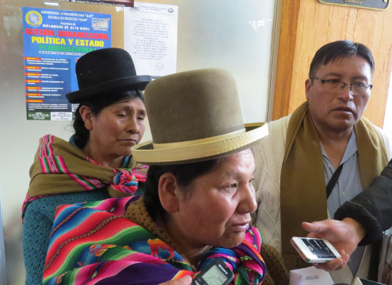 FALLO. Los comunarios de Zongo, llegaron a Sucre para notificarse con la sentencia.