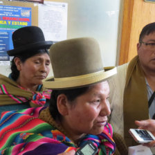 FALLO. Los comunarios de Zongo, llegaron a Sucre para notificarse con la sentencia.