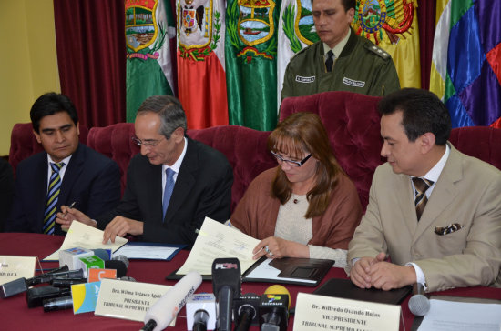 Veedores. Representantes del TSE y de la OEA firman un acuerdo de asistencia a las elecciones.