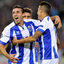 Hctor Herrera (i) festeja tras marcar el gol del triunfo del Oporto sobre el Lille; abajo, Oleg Shatov, autor del nico gol entre el Zenit y el Standard.