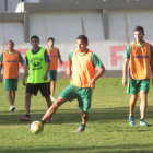 Lucas Ojeda (d) super una lesin en la rodilla; abajo, Federico Silvestre (i) cumpli con dos partidos de suspensin.