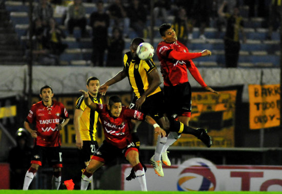 Una escena del partido jugado anoche en Montevideo.