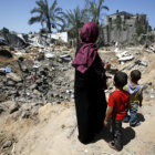 BOMBARDEO. Una familia observa los destrozos de su casa en la ciudad de Deir Al-Balah, Franja de Gaza, ayer mircoles.