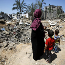 BOMBARDEO. Una familia observa los destrozos de su casa en la ciudad de Deir Al-Balah, Franja de Gaza, ayer mircoles.