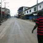 EPIDEMIA. Un oficial liberiano camina por calles desiertas con tiendas cerradas en Monrovia, Liberia, donde la situacin es grave.