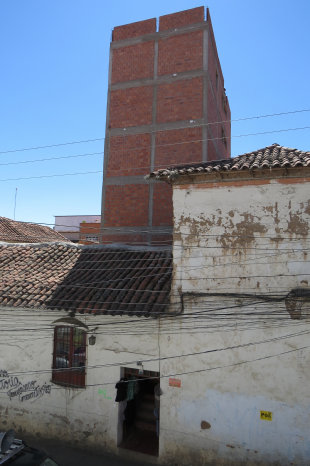 FUERA DE NORMA. La construccin se levanta en pleno centro histrico patrimonial.