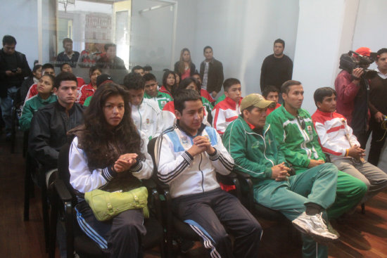 Unos 40 pugilistas participan del I Campamento Nacional de Boxeo en Sucre; abajo, la primera sesin de entrenamiento, realizada en la pista atltica del estadio Patria.